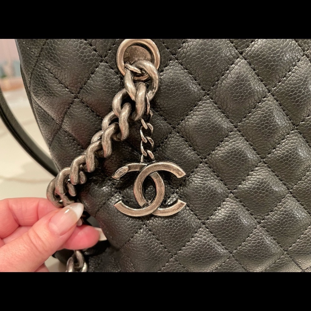 CHANEL QUILTED CC CHAIN MEDALLION BLACK CAVIAR SHOPPING TOTE - Picture 3 of 16